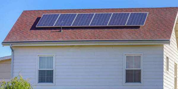 太阳能电池板安装在一个家庭的红色屋顶
