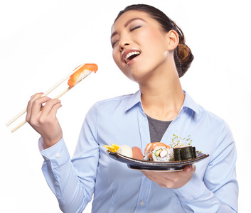 吃寿司的女人照片