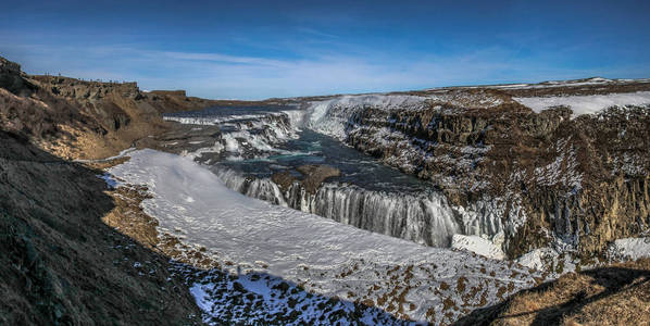 Gullfoss 瀑布景观和冬季景观图片在冬季的季节。Gullfoss 是冰岛最受欢迎的瀑布之一, 在 Hvita 河峡谷的旅游