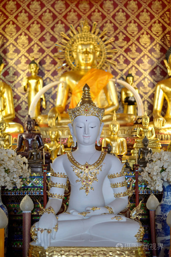 泰国北部寺庙中的佛像金