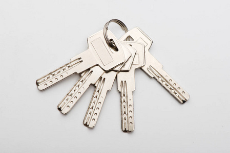 白色背景上的门钥匙照片