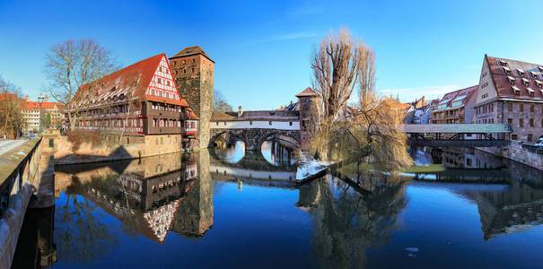 在德国纽伦堡城 Pegnitz 河的河边