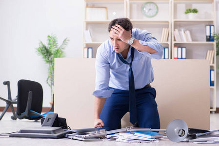 愤怒的商人因工作太多而受挫照片