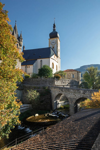 古老的天主教教堂和石拱桥在一个晴朗的秋天天。Waidhofen 戈斯特林, 下奥地利