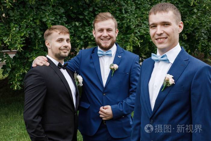 伴郎和新郎摆在婚礼当天