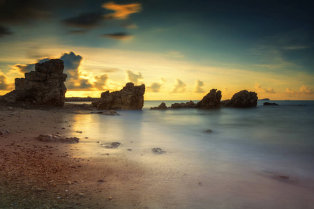 泰国罗勇海滩日出自然石拱海景。热带运动模糊海面长时间暴露的大塞子过滤器