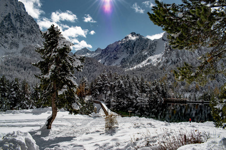 冬季。由充满雪和湖泊的山脉组成的景观