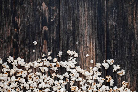 白色爆米花在一个老式的木质背景
