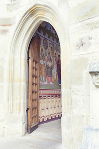 打开木门揭示普特纳修道院，Bucovina，罗马尼亚彩绘的墙