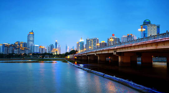 夜晚城市天际线, 桥刺穿越南湖, 南宁, 中国