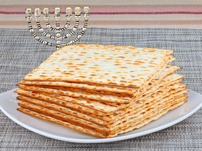 酵犹太逾越节薄饼(逾越节期间犹太人所吃的一种不发酵的硬面饼)