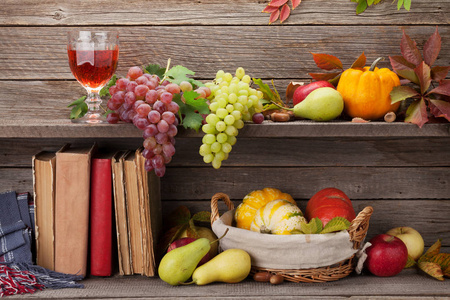 秋天静物与南瓜, 苹果, 梨, 葡萄, 葡萄酒和五颜六色的叶子的玻璃