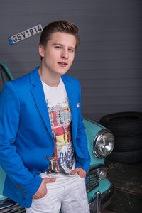 一个年轻人在车库的肖像