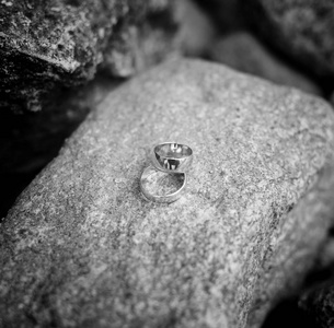 石头上的结婚戒指。黑白摄影
