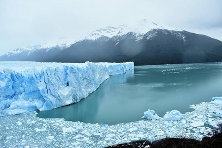 佩里托莫雷诺冰川景观在一个雨天巴塔哥尼亚阿根廷