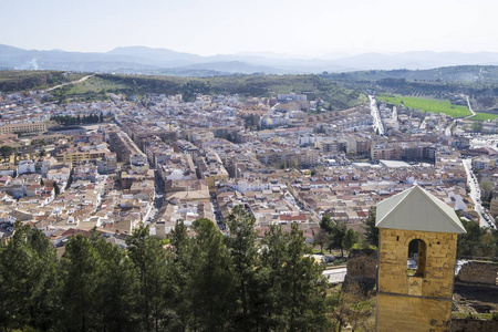 从西班牙南部安达卢西亚 la Mota 城堡堡垒看 Alcala 城的空中全景