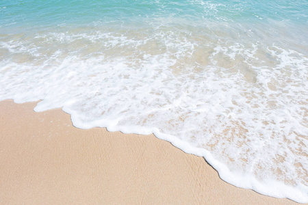 夏季白天用波浪和白沙拍摄海岸
