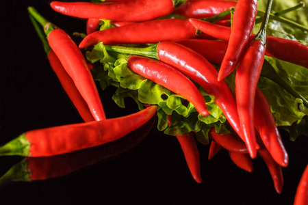 辛辣的食物成分红辣椒, 黑色背景, 辛辣食物照片