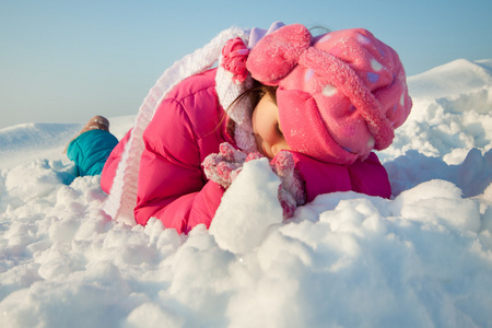 小孩子在雪地里玩