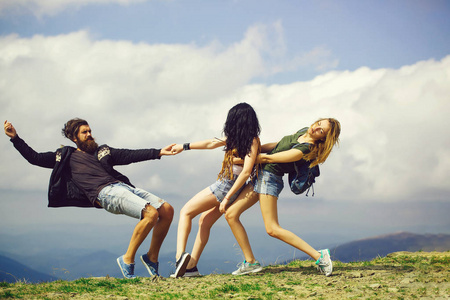 两个漂亮的女孩拉人图片