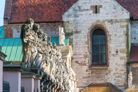 12使徒雕塑反对天主教教会的背景在克拉科夫