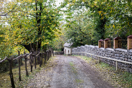 美丽的风景村庄房子与树在森林在秋天, 阿塞拜疆农村