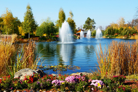 喷泉和乌克兰Khonka家附近的池塘。它是版