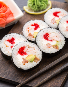 虾和蟹籽寿司卷图片