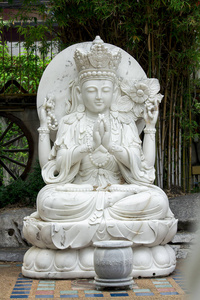 从白色大理石雕刻的中国神
