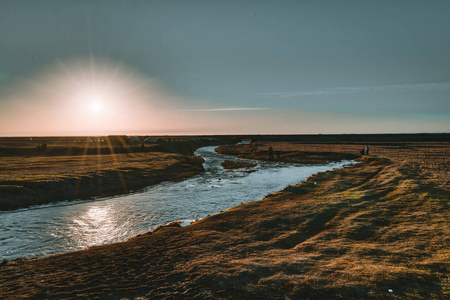 冰岛风景秀丽的日落在冰岛南部的 Seljalandsfoss 瀑布
