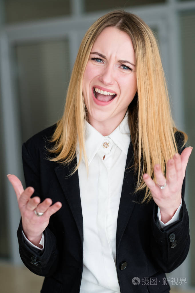 情绪难以置信震惊的女人