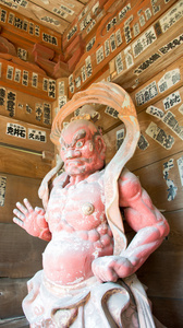 镰仓，日本2014 年 3 月 22 日 nio 仁慈国王 sugimotodera 寺的雕塑。在镰仓最古老的寺庙之一