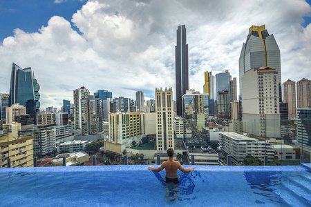 巴拿马城现代天际线的游泳池景观