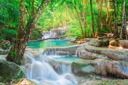 美丽的瀑布在热带森林, 泰国