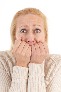 恐惧的具有吸引力的高级白种人红头发的女人在孤立的背景下害怕和恐惧