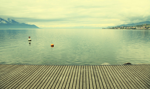 日内瓦湖上的空灰色木码头