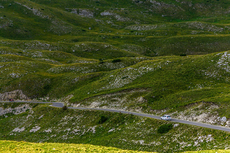 汽车在山路上。国家公园 durmitor, 山口, 黑山