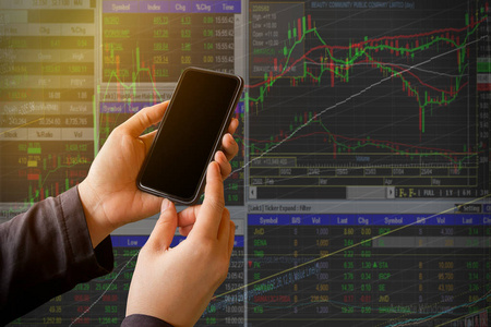 双曝光商人使用智能手机在股票市场图表上的商业概念的金融投资. 使用和设计的空间