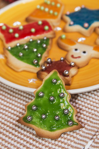 手工饼干，圣诞树上木制背景