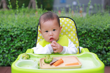 亚洲婴儿男婴吃婴儿 Led 断奶 Blw。手指食品概念