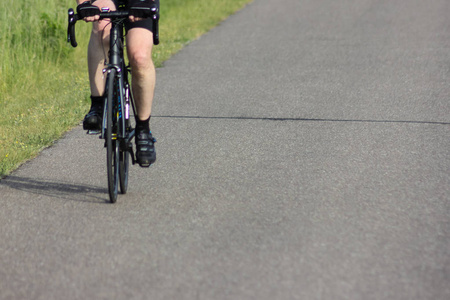 在一个非常阳光明媚的日子在6月在德国南部, 你会看到骑自行车的驾驶和慢跑沿着一条小路运行