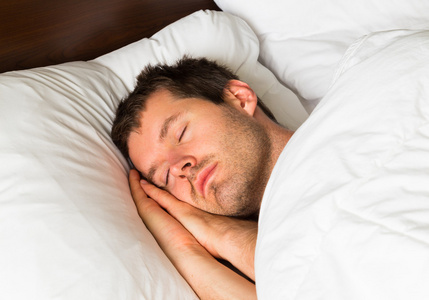 睡觉的人,把头枕在他的手照片