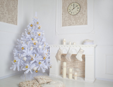 现代风格室内的圣诞树和礼物白色壁炉