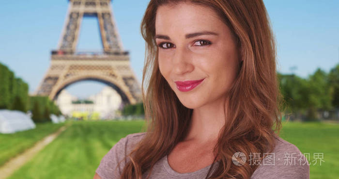 在法国巴黎度假的白人女性在埃菲尔铁塔附近摆姿势