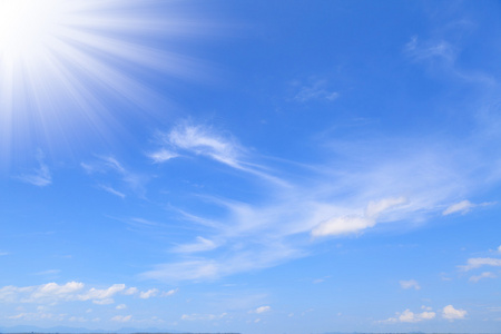 白云去地平线在绿色和黄色的风景,在蓝蓝的天空下与下农村地区多云