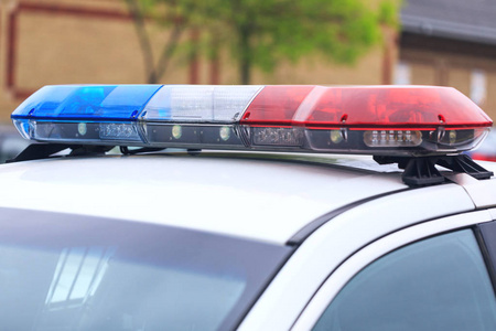 在城市的路障中, 警车的蓝色和红色闪烁的警笛声.