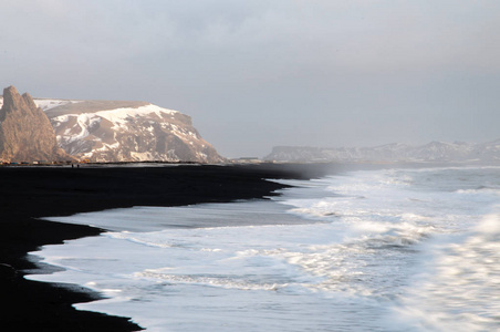 冬季冰岛 re1isfjara 海滩上的海浪破浪