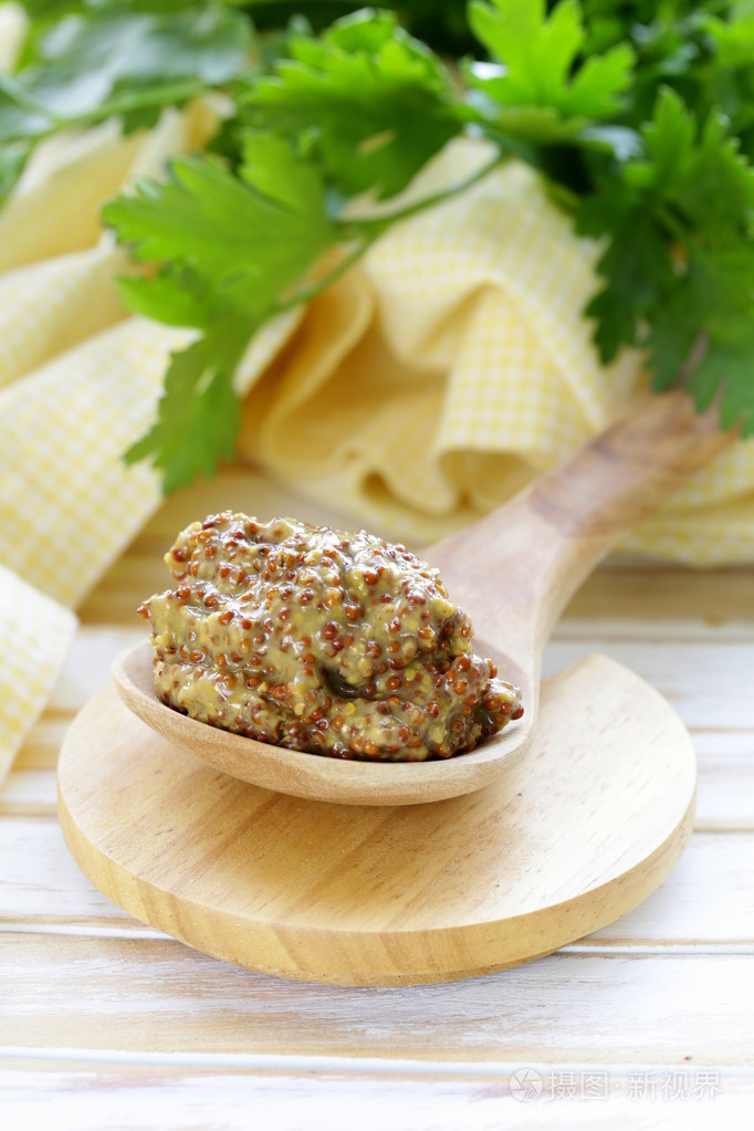 在一个木勺的传统第戎芥末.