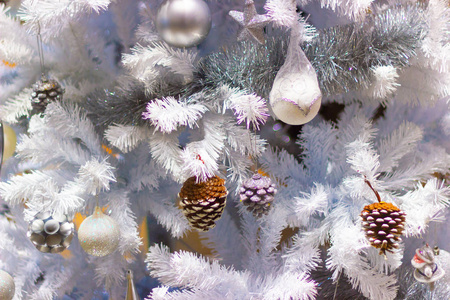 圣诞与圣诞树和圣诞装饰在除夕和圣诞节