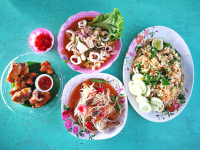 最喜欢的海鲜泰国街头食品菜单在海滩上